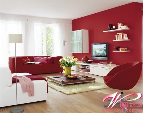 一面红色墙+红色沙座椅营造客厅温暖感