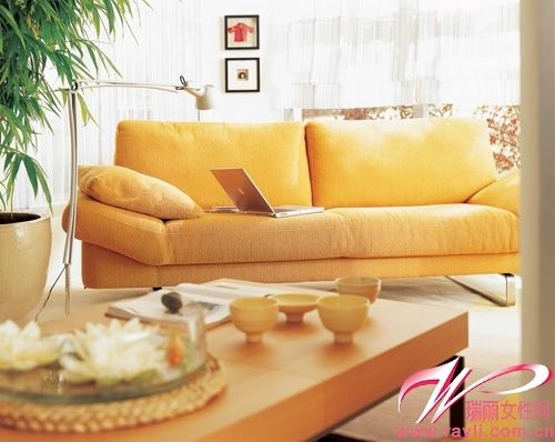 黄色布艺沙发+原木色茶几