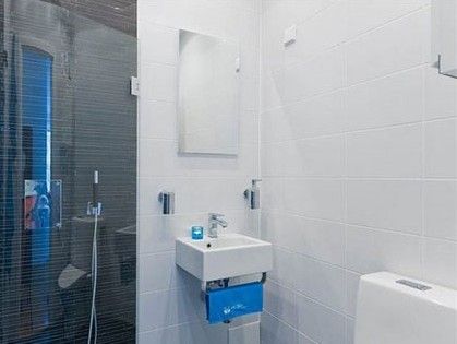 蓝色毛巾和洗浴用品的装饰，更让盥洗区显得干净清爽。镜柜的运用不仅提供了收纳装置，更是能够起到在视觉上拓展小空间的作用