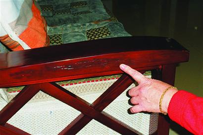 购买不久的沙发扶手部位表面的一层“皮”出现多条凸痕。