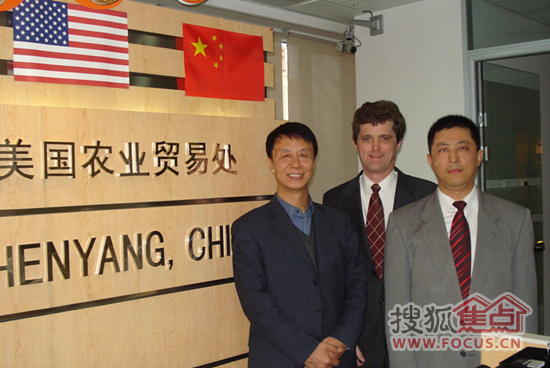 祖树武理事长（左）、毕杰平领事（中）和张荣森专员（右）合影