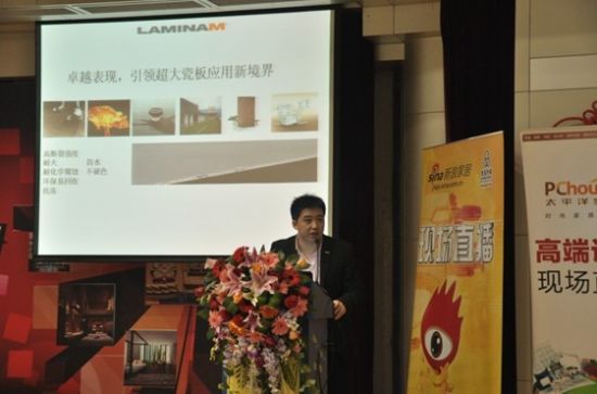 图为美生公司产品开发部朱晨光先生介绍美生瓷砖引进新产品