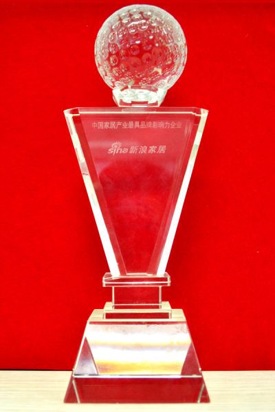 图为中国家居产业最具品牌影响力企业奖杯