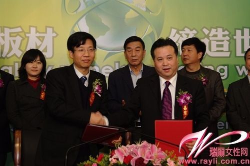 金赛博板业有限公司董事长张国华先生（左）与IBF国际品牌联盟（中国区）主席梁中国先生签约