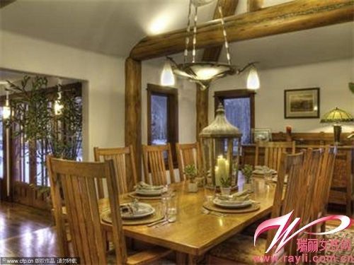 餐厅的原木色家具烘托出温馨的家庭就餐氛围