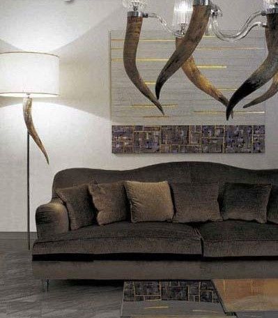 野性风格的家具加入到简约主义的居室中，可以不显突兀吗?答案是肯定的。在灯具中加入夸张的艺术装饰，可以让空间稀释单调，增添一抹奢华色彩