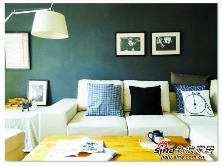 深蓝墙壁、白沙发、蓝白格子抱枕、黄色木桌 大爱的调调