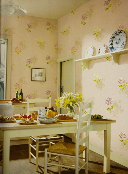 温馨的花纹永远是卧室永不褪色的流行元素，总是期望将田园的幸福浪漫风情留在自己的家中