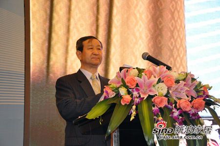 中国建筑卫生陶瓷协会会长叶向阳出席年会并担任大会主持人