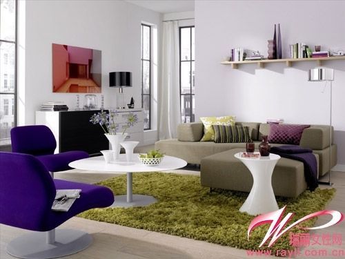 宽敞的客厅用紫色单人座椅来点缀