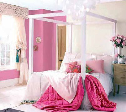 卧室不适用过于拥挤和压抑的装饰，阳光会更有利于浪漫在其中的滋长。如果卧室的采光很好，墙面的粉色可以适当浓一些，用床品浓重的酒红色，把墙面的粉色压住，避免粉色产生艳俗感