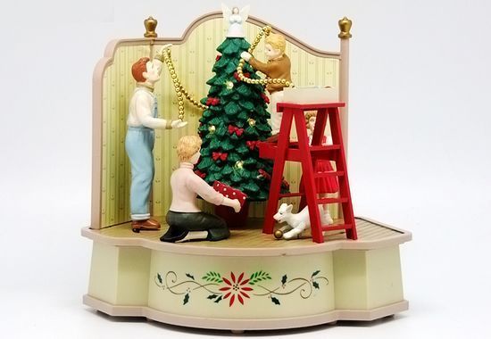 圣诞家庭音乐盒摆件，一家人在装扮圣诞树，超级温馨的感觉