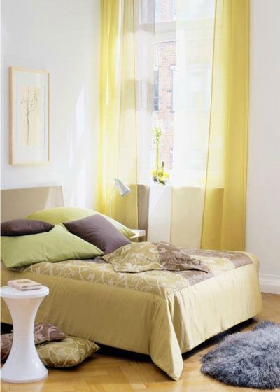 如果睡时需要一些灯光或喜欢醒来时有阳光从窗外射入，可以采用质地轻薄的窗帘，或者可滤光的罗马帘；另外，可半开的垂直帘也是不错的选择