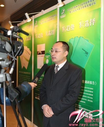 中国林产工业协会地板专业委员会副秘书长唐召群接受专访