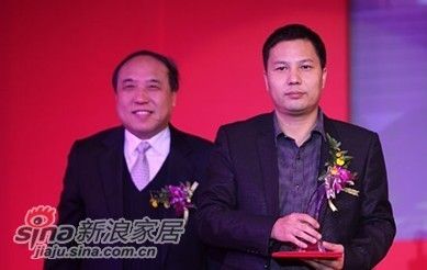 新民晚报党委书记吴芝麟为连天红张总颁奖