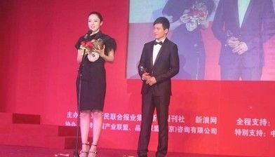 董璇夫妇获得2011年度爱情大奖，明星伉俪现场助阵