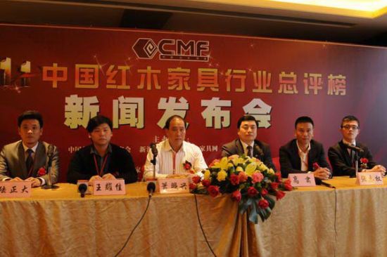 国寿红木营销总监王耀佳(左二)作为总评榜获奖企业代表接受媒体联访