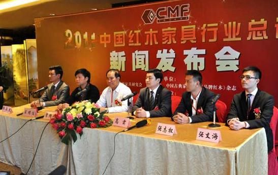 陆正大作为2011中国红木家具行业年度总评榜获奖企业代表接受媒体联访(左一为陆正大)