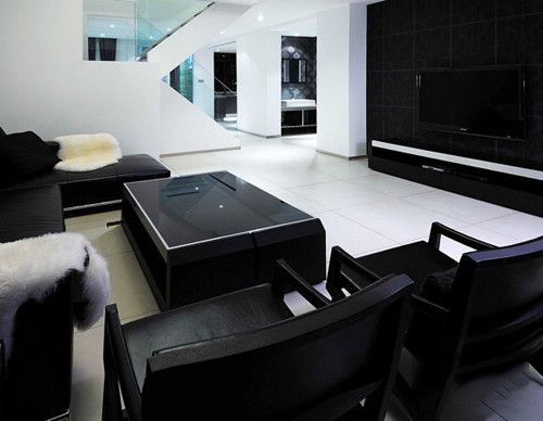银白色具有极致的无彩魅力，在沙发区感觉到的是百色彩的完美体验，也令空间有了跳跃的动感元素