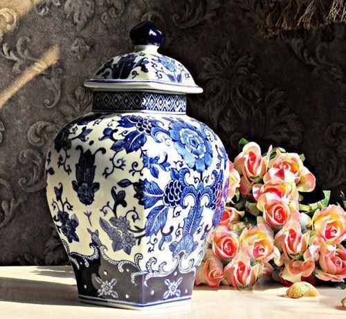  青花陶瓷花瓶