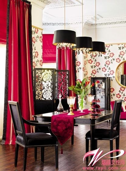 玫红色布艺+大人气黑色镜面设计餐桌+黑色镂空雕花屏风