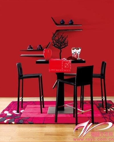 黑红基调餐厅加入红色桌布以及摆件　小餐厅就餐与娱乐功能随心转换