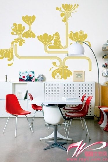 简约餐厅用繁复金色花案墙面来丰富餐厅层次感和美感