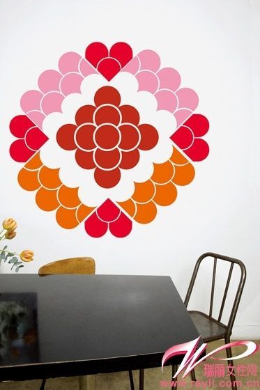 餐厅墙面加入一大朵色彩丰富的“花”