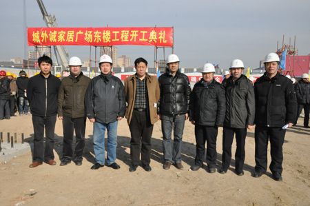 图为总经理刘长河(左四)、常务副总经理杨春义(左一)与施工方代表合影