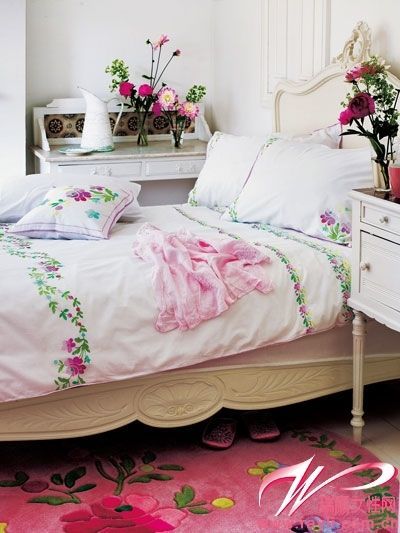 有着艳丽的色彩明度的床品图案以花朵和嫩叶为主题