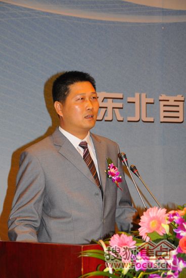 广东家居企业代表金凤凰、乐家诺家居连锁公司总经理郑磊讲话