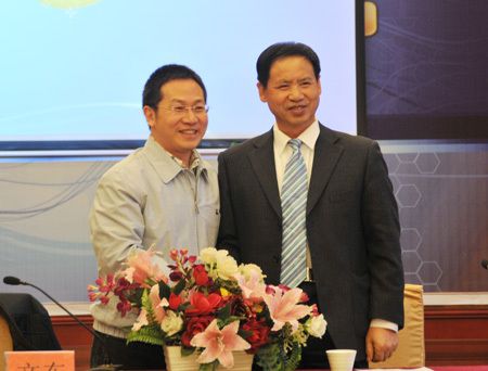 CRIC副总裁、新浪家居总经理文东（左）与集美家居集团总裁赵建国在发布会现场