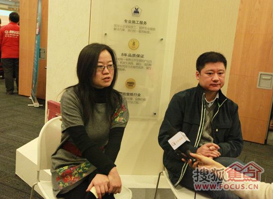 瑞宝壁纸品牌总监吴纳新（左）及销售总监胡克然接受搜狐家居采访