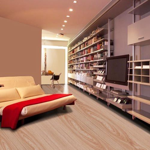 浅色系的地板让你的家居更加简约明了，家具布置也变得更加清晰，这种地板与各类家具都非常容易搭配，形成非一般的效果