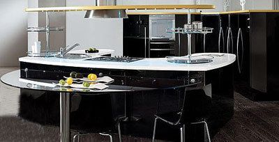 同样是圆弧形玻璃台面做成的吧台，黑色的烤漆板橱柜搭配白色台面更显时尚大气