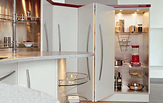 折叠门设计的储物柜配合弧形主题，将把手也设计成弧线形，显得美观优雅。迎合转角位置的v形储物柜，让食物的取用更加方便