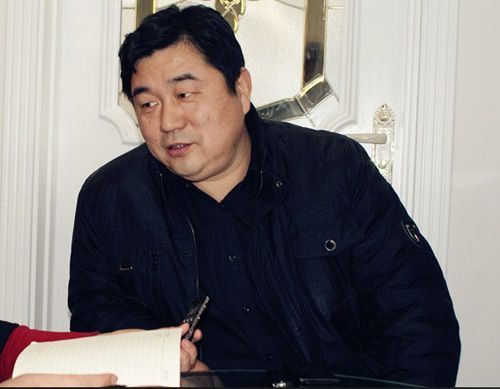图为奥特木门总裁白海峰接受中国家居新闻网编辑访问