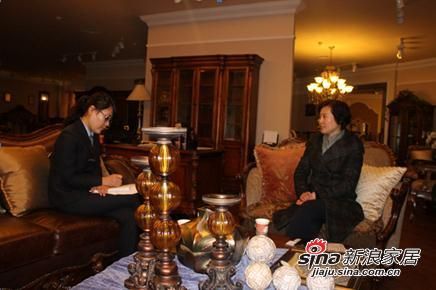 欧林斯驻盘锦总经理韩女士接受记者的采访
