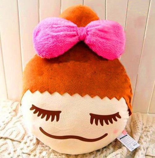 此款超强劲的娃娃头像抱枕，由日本现在最具人气的梨花大人亲自设计，其超值的材质和独特的设计风格，让家装的氛围不俗，提升品味风格