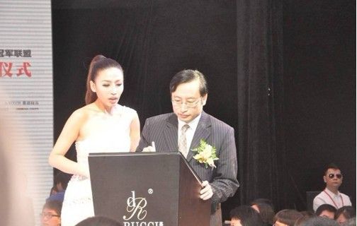 慕思总裁姚吉庆与冠军联盟各品牌签约