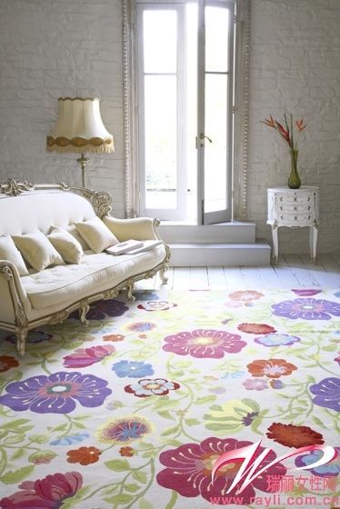 白色空间里的彩色花朵地毯