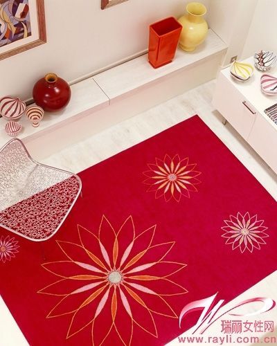 红色地毯上的线描花朵图案