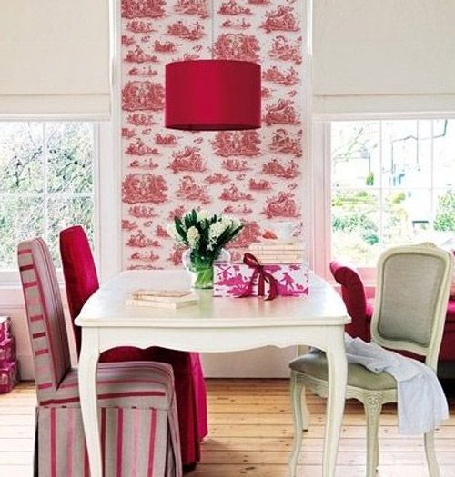 餐桌采用常见的欧式设计，具有优美的曲线，搭配纯白的外表，显得轻巧而优雅，而具有玫红色彩装饰的餐椅，以及玫红色印花的背景墙，则将就餐空间装点得光彩动人，让优雅和浪漫在空间中绽放