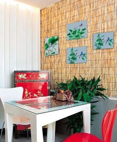 现代风格的餐桌椅搭配中式风格强烈的红色收纳柜，在色彩上还有一些呼应，两种风格的对比为餐厅增加了混搭的效果。墙面被处理成铺满稻草的效果，金黄色的墙面与餐厅的绿植配搭，营造出一个自然风格的餐厅