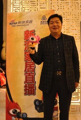 深圳左右家私有限公司董事长黄华坤在东莞展现场接受新浪家居采访