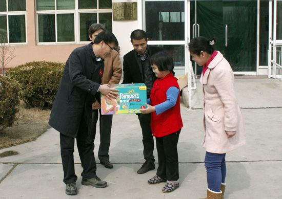 十里河灯饰城常务副总田民向济慈之家儿童捐赠爱心物品