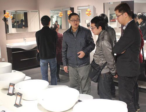 参加品鉴会的设计师在英皇卫浴项目总监薛峰的讲解下参观展厅