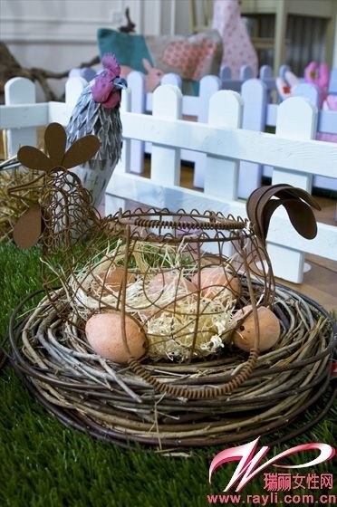 在西方家庭里常用公鸡、母鸡、鸡窝、鸡蛋构成这样的农庄场景来庆祝复活节，生动有趣