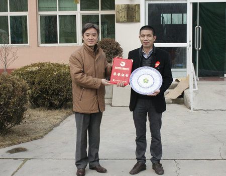 北京残疾人福利基金会秘书长向十里河灯饰城颁发荣誉证书