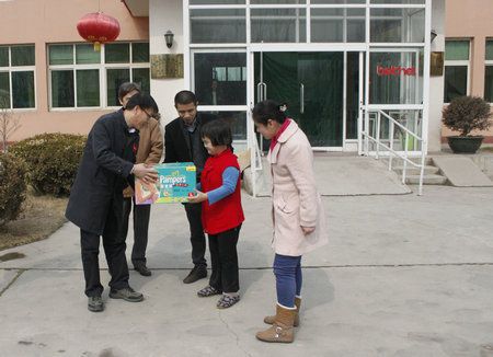 十里河灯饰城常务副总田民向济慈之家儿童捐赠爱心物品